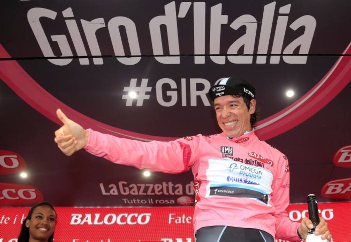 Rigoberto Urán ganó la contrarreloj y es el nuevo líder del Giro de Italia. AFP
