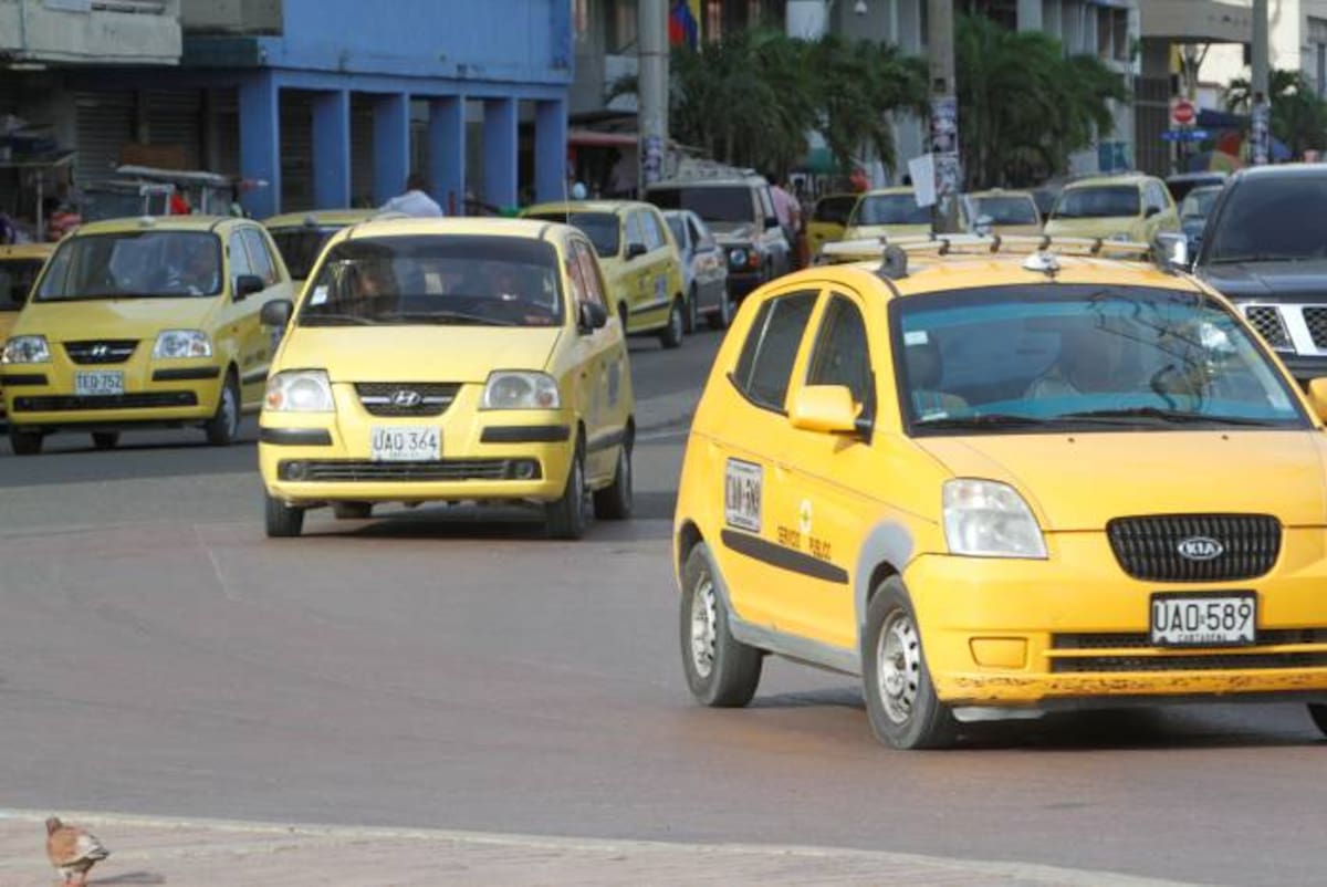 El nuevo decreto solo cubre a los taxis, pues el pico y placa para buses y busetas en esta zona seguirá vigente. JULIO CASTAÑO- EL UNIVERSAL