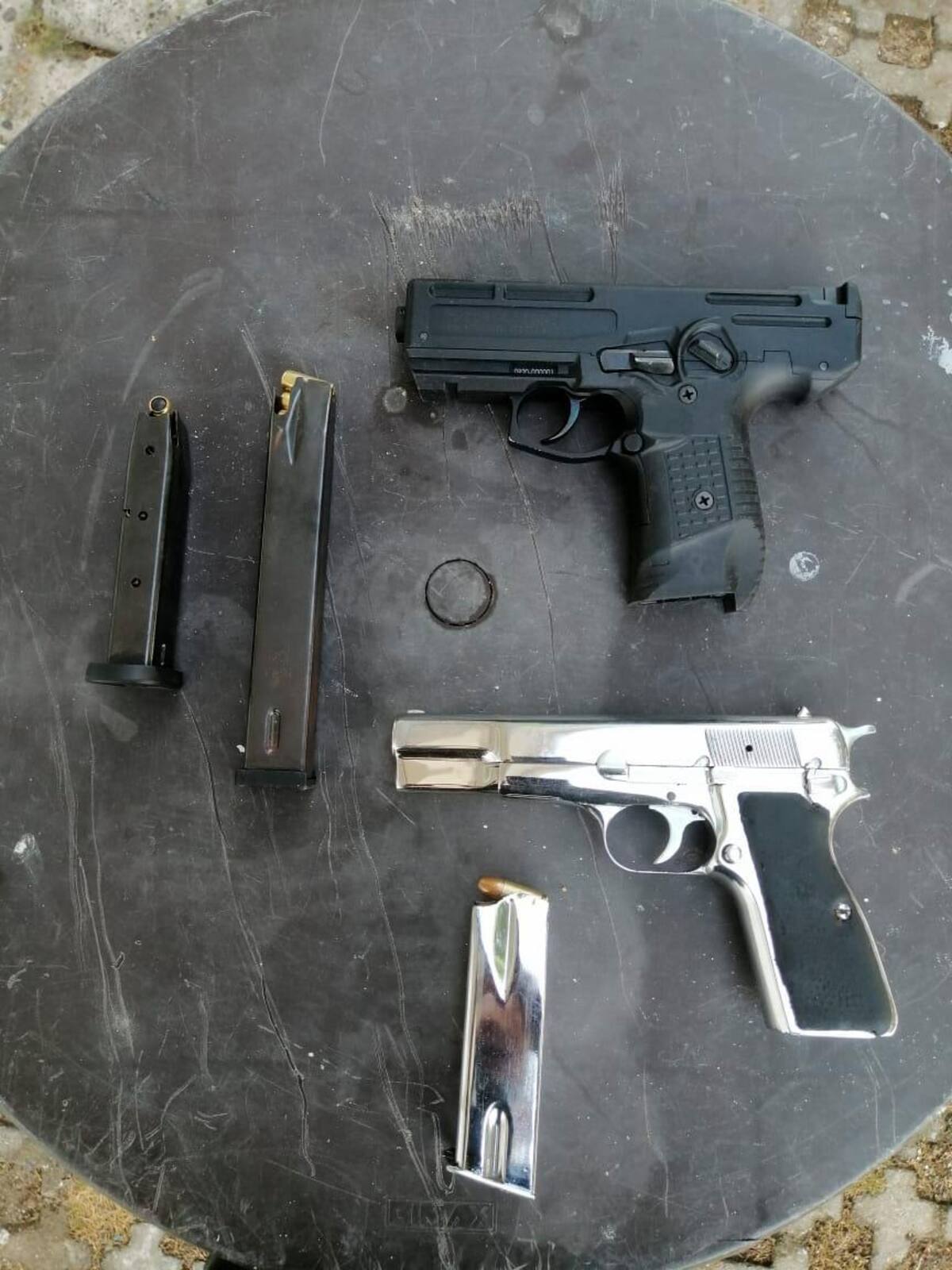 Pistolas incautadas por la Policía.