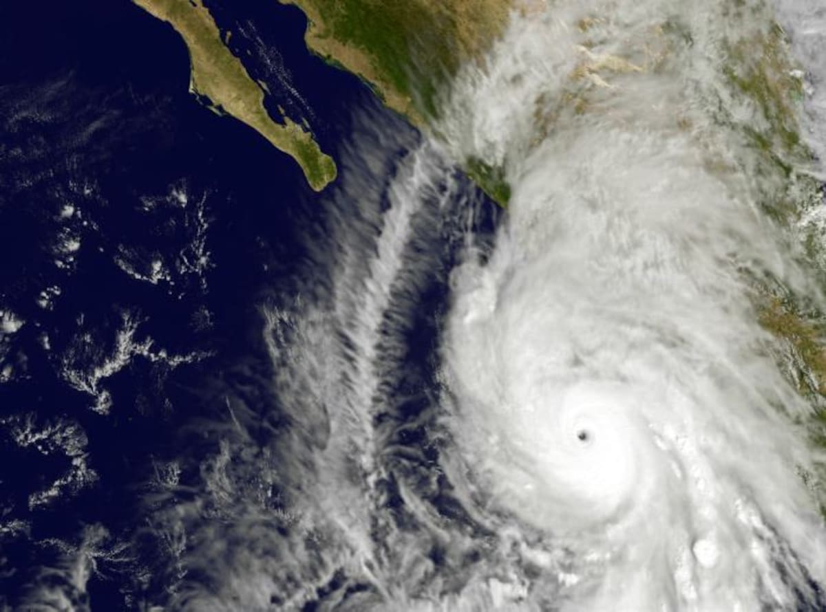 Una gran cantidad de agua tibia proporcionó la energía que los meteorólogos llaman intensificación explosiva. AP