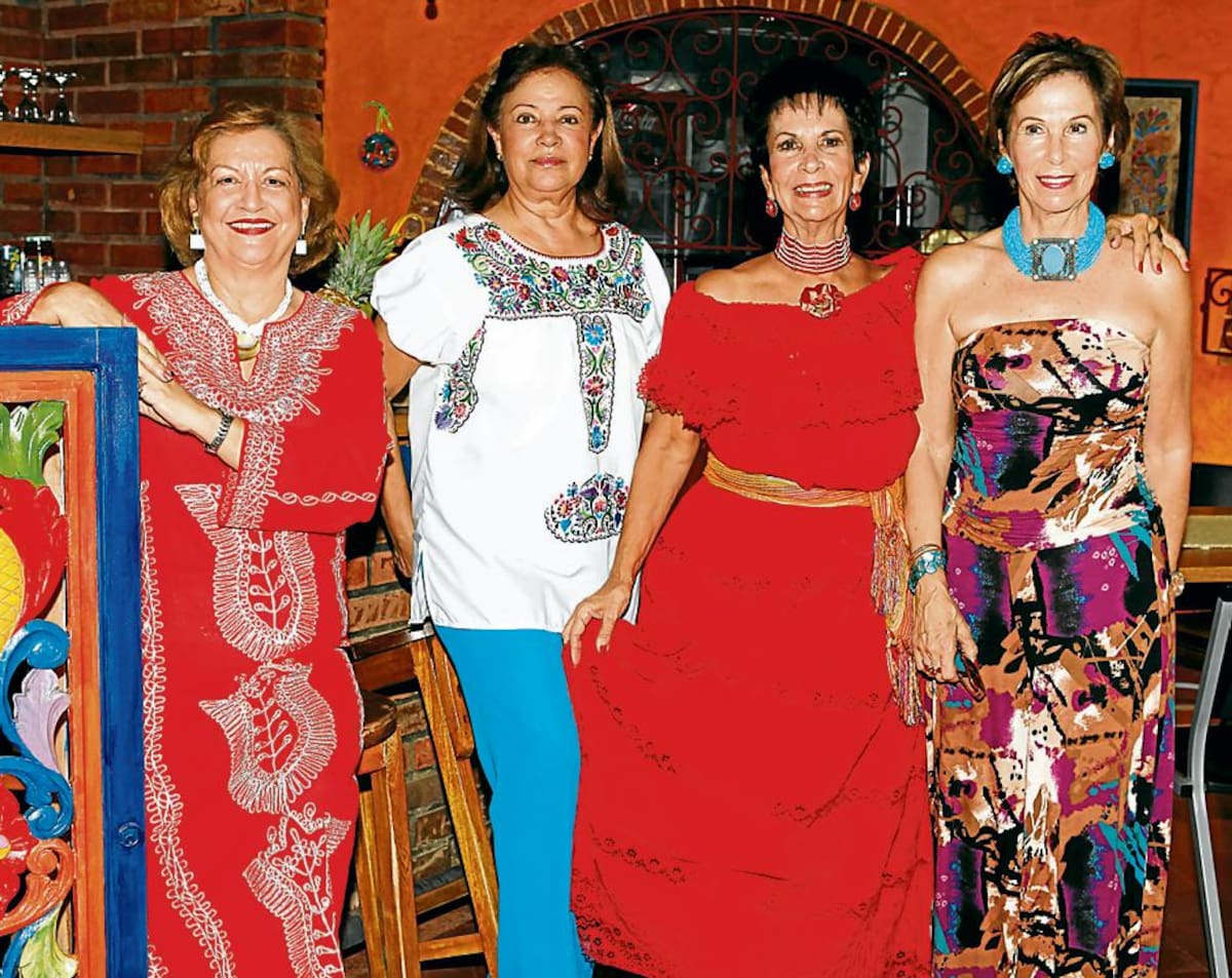 Astrid de Gómez, Leticia de Sierra, la cumplimentada María del Socorro Pinzón y Rosario Pinzón.