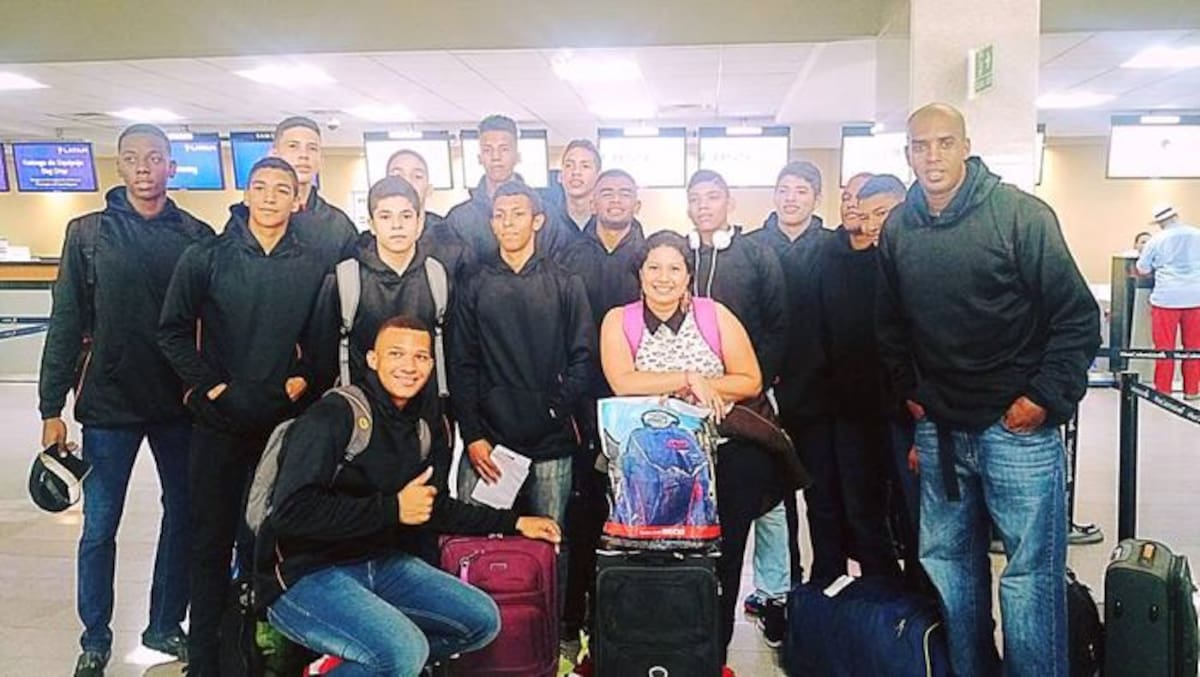 equipo de baloncesto de Lanceros de Cartagens que viajó ayer a México. Cortesía