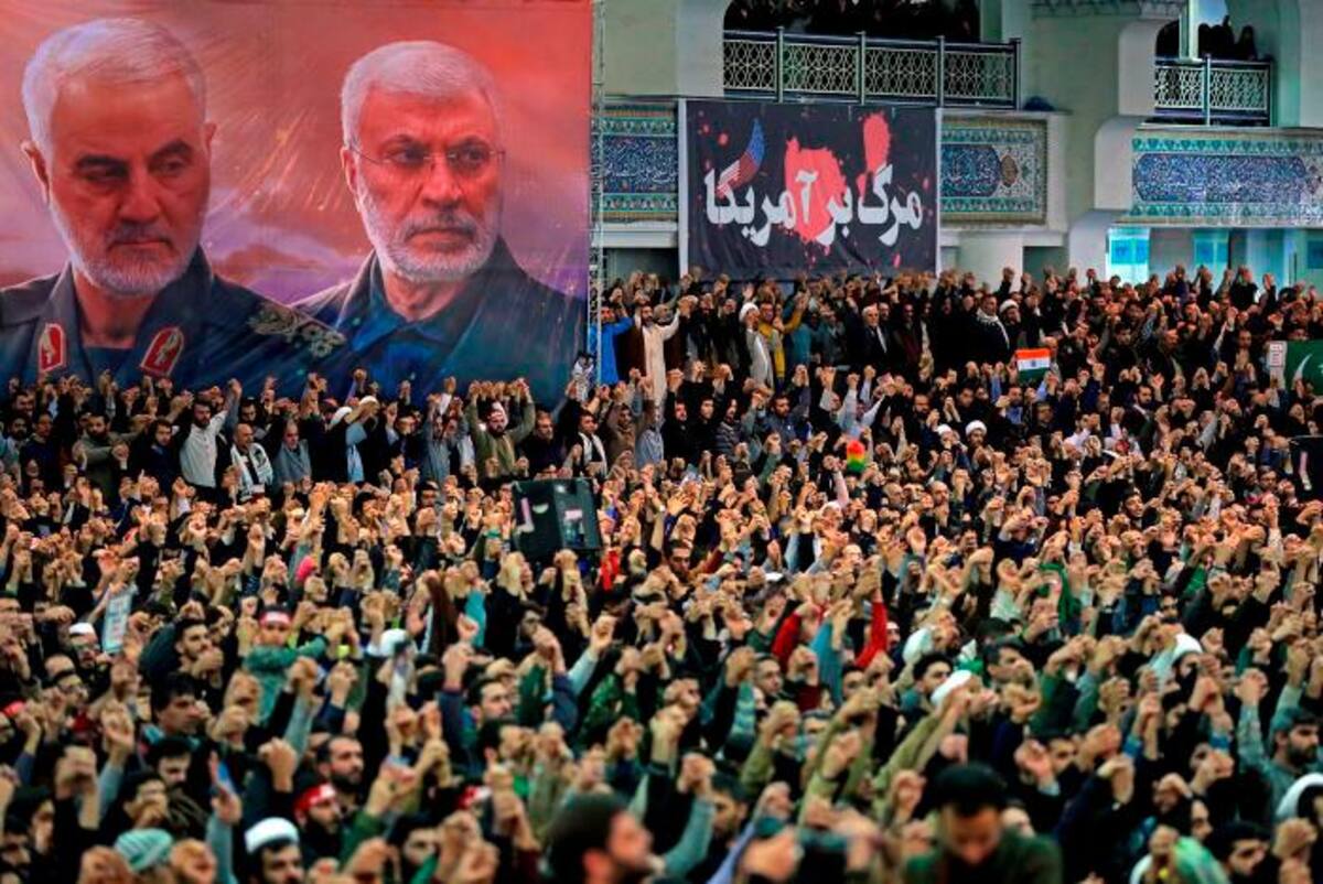 El poder judicial de Irak emitió una orden de arresto contra el presidente saliente de Estados Unidos, Donald Trump, en relación con el asesinato de Soleimani y un al-Muhandis el año pasado. En la foto, líderes iraníes elevan una oración por Qasem Soleimaní. AP Archivo