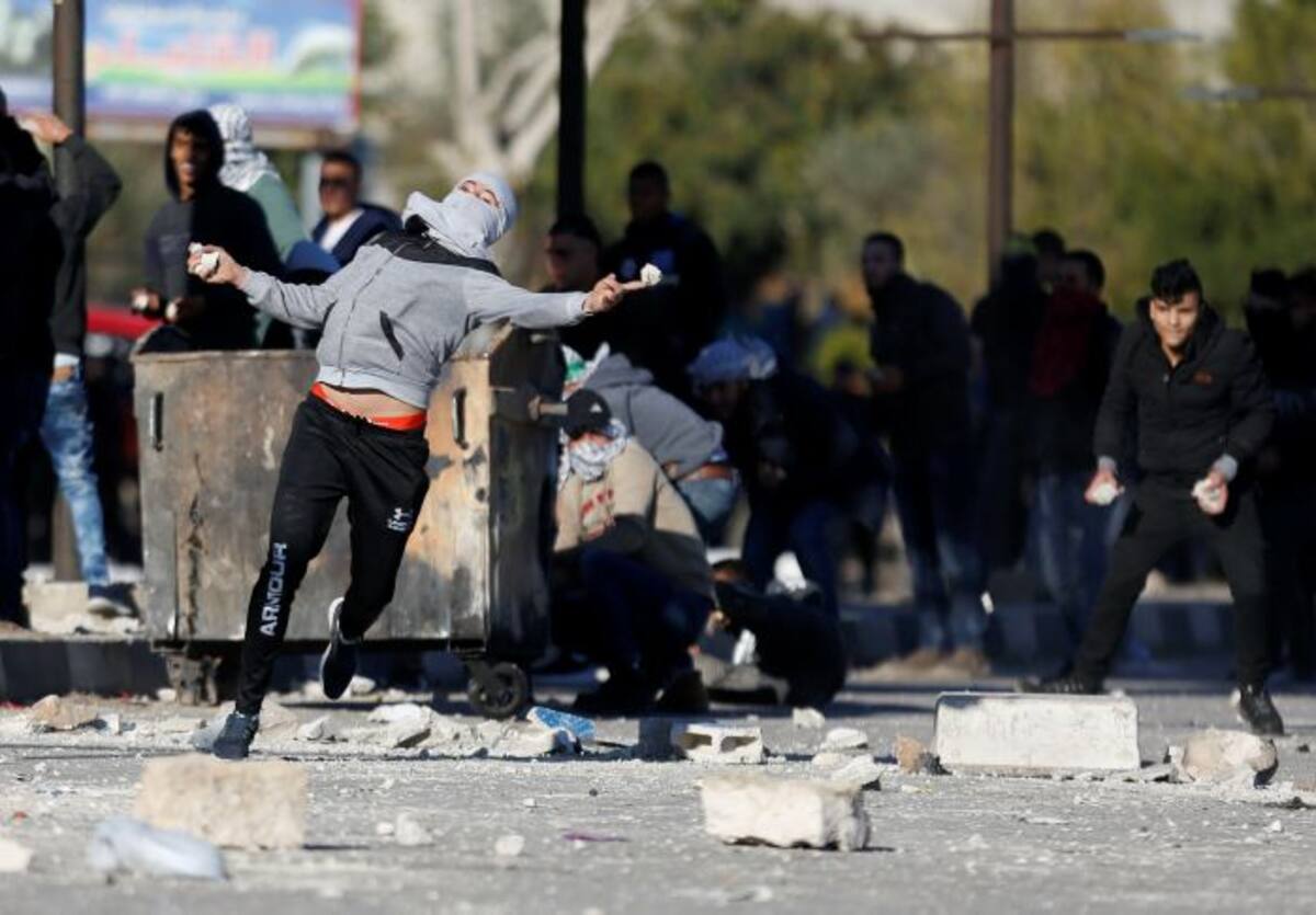 Tras las oraciones del mediodía del viernes grupos de jóvenes en Cisjordania y Gaza se dirigieron a los puestos de control militares israelíes y les lanzaron piedras y cócteles molotov. AP Nasser Shiyoukhi