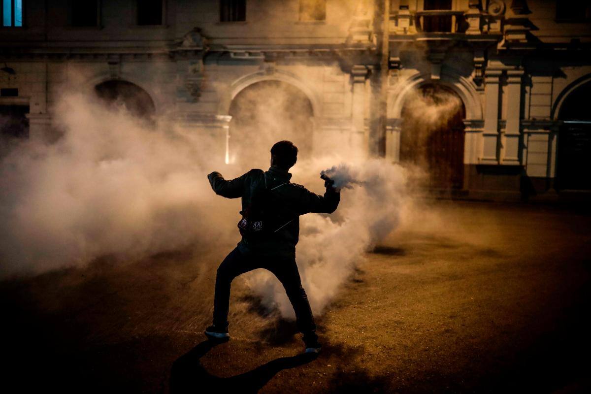 Manifestantes se enfrentan con miembros de la Policía. // EFE.