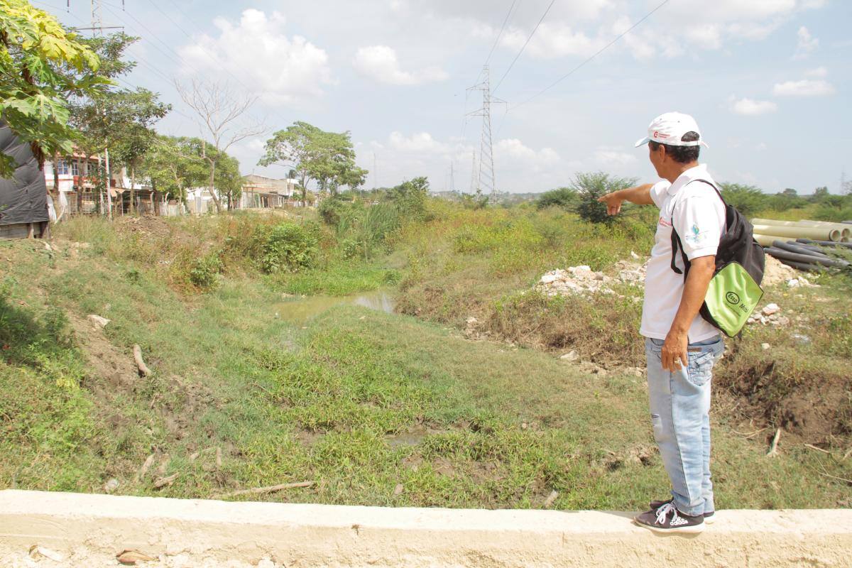 La comunidad se vio en la necesidad de abrir canales artesanales para reducir las inundaciones invernales.