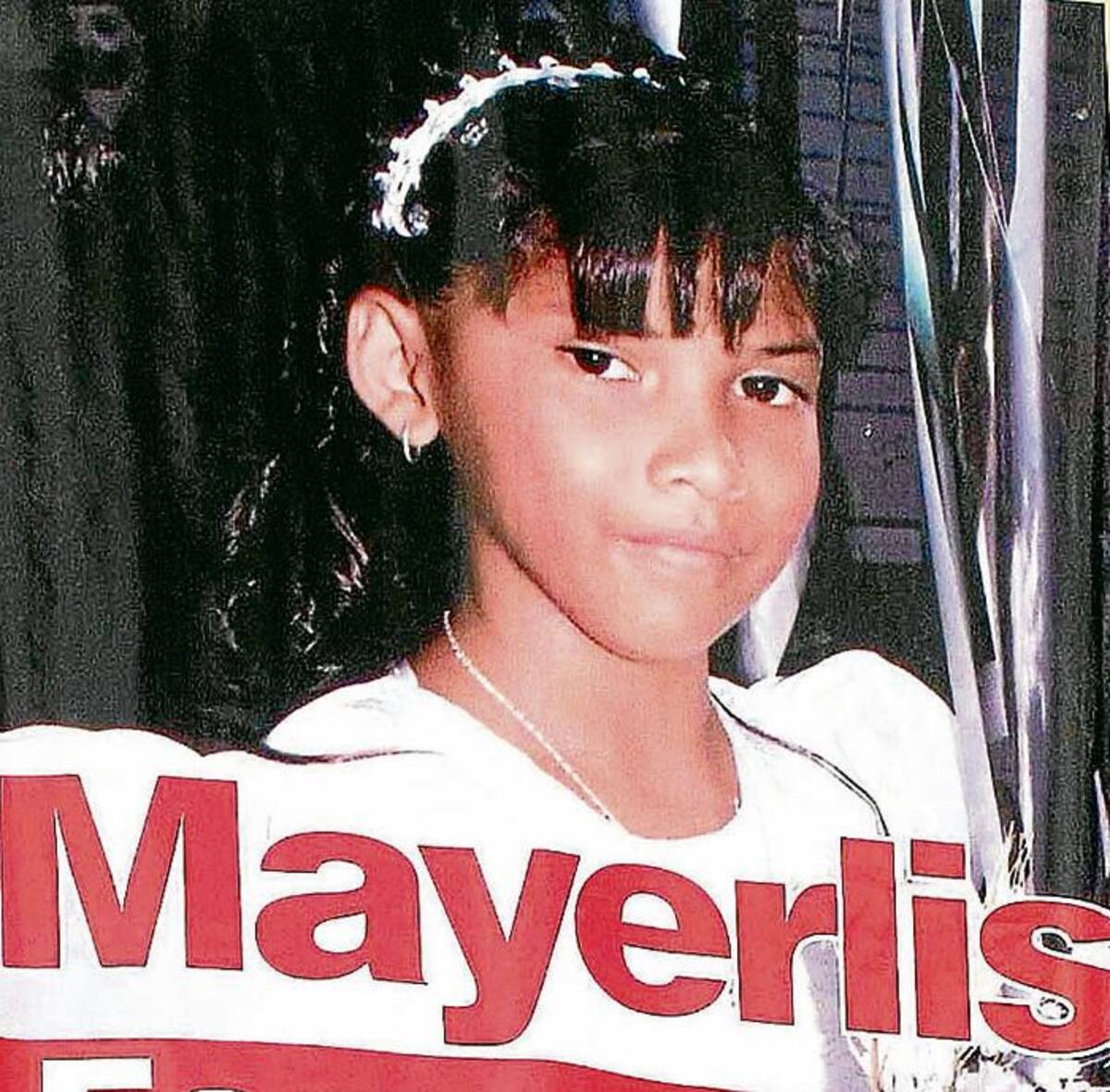 Mayerlis María Blanco Español, es la niña que hace un año desapareció misteriosamente de su casa cuando se alistaba para irse para el colegio.