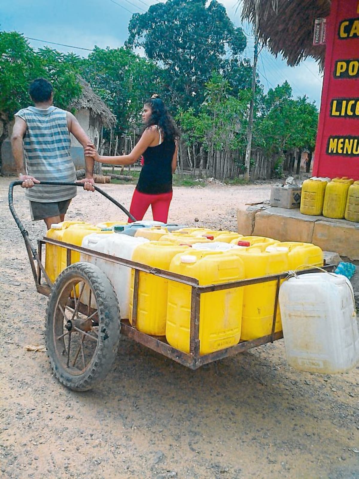 Su hija guía a Guarlin para que salga a vender agua. ESPECIAL PARA EL UNIVERSAL