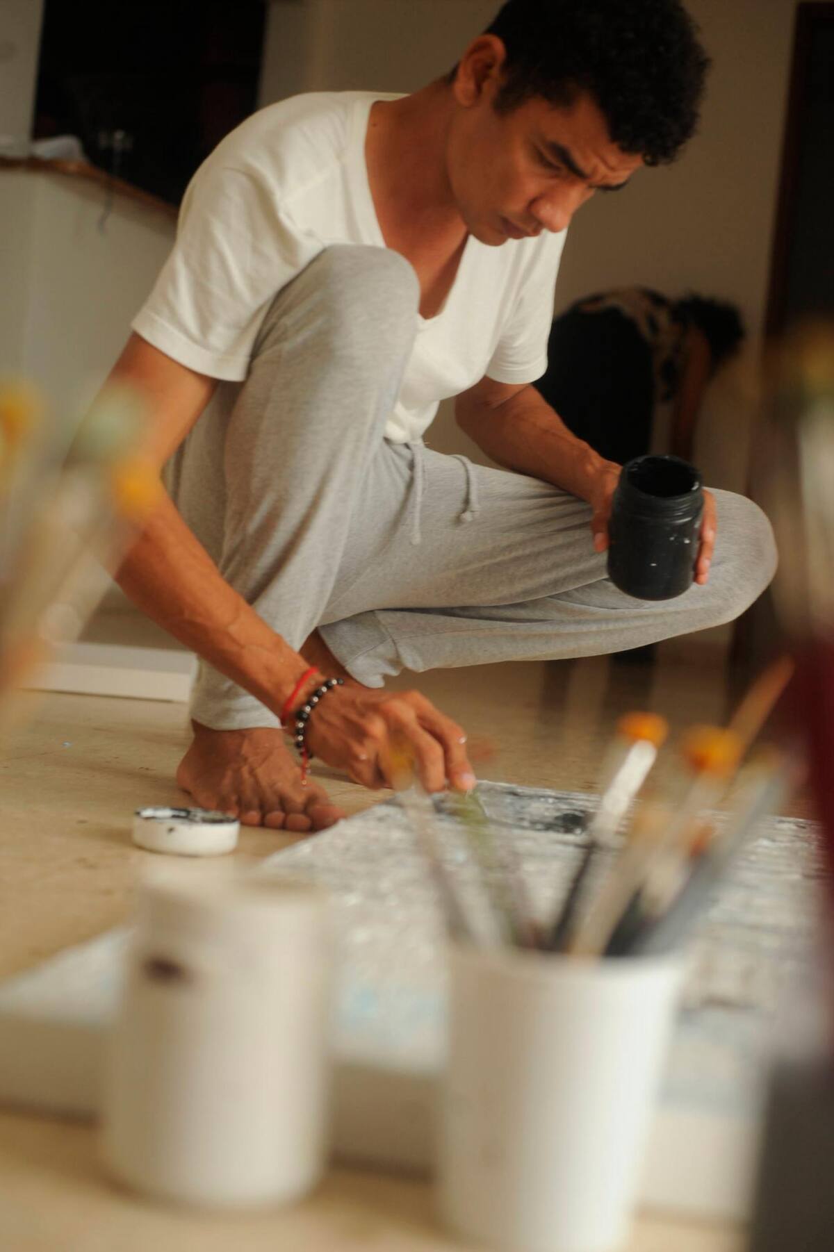 Jorge Ariza en su estudio provisional del barrio Marbella.