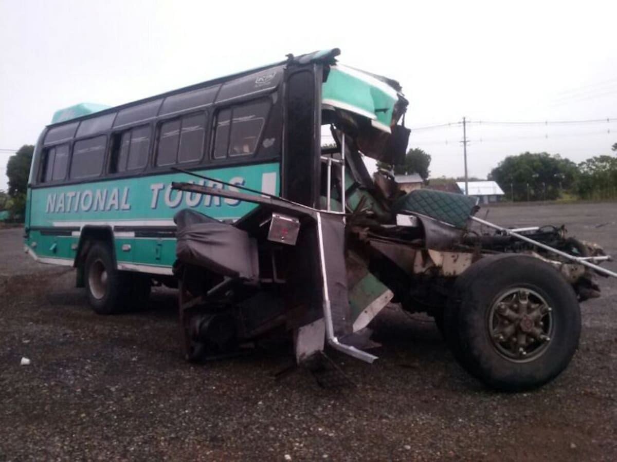 En el accidente murieron los conductores de los dos buses. Varios heridos fueron trasladados a centros asistenciales. CORTESÍA