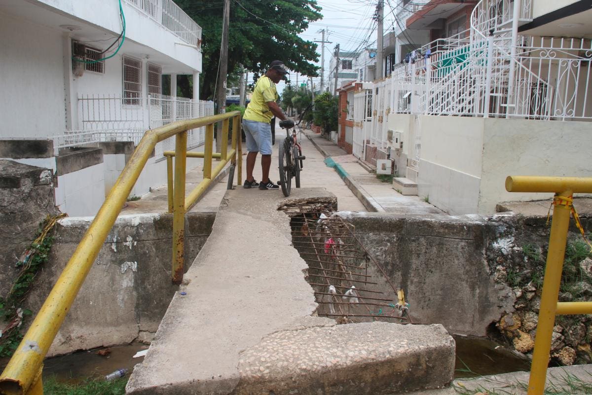 Gran parte del puente colapsó y a los residentes les toca cruzar con mucha precaución para no caer al canal.