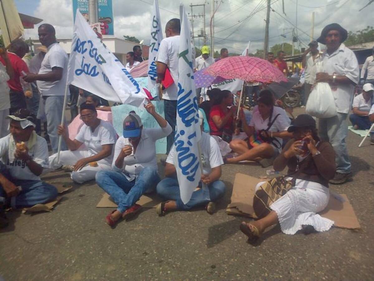 Familiares de las menores se han sentado en la Troncal de Occidente bloqueando así la importante vía. LILA LEYVA VILLARREAL - EL UNIVERSAL