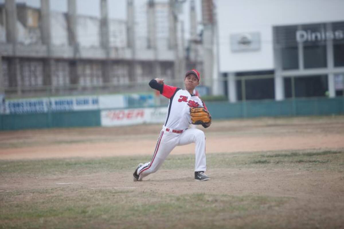 Julio Ayola, lanzador de Piratas-Jackies, que fue el ganador. Aroldo Mestre-El Universal