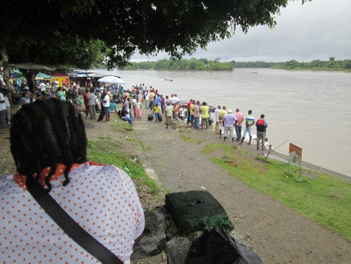 Gente esperando lanchas para volver sus pueblos.