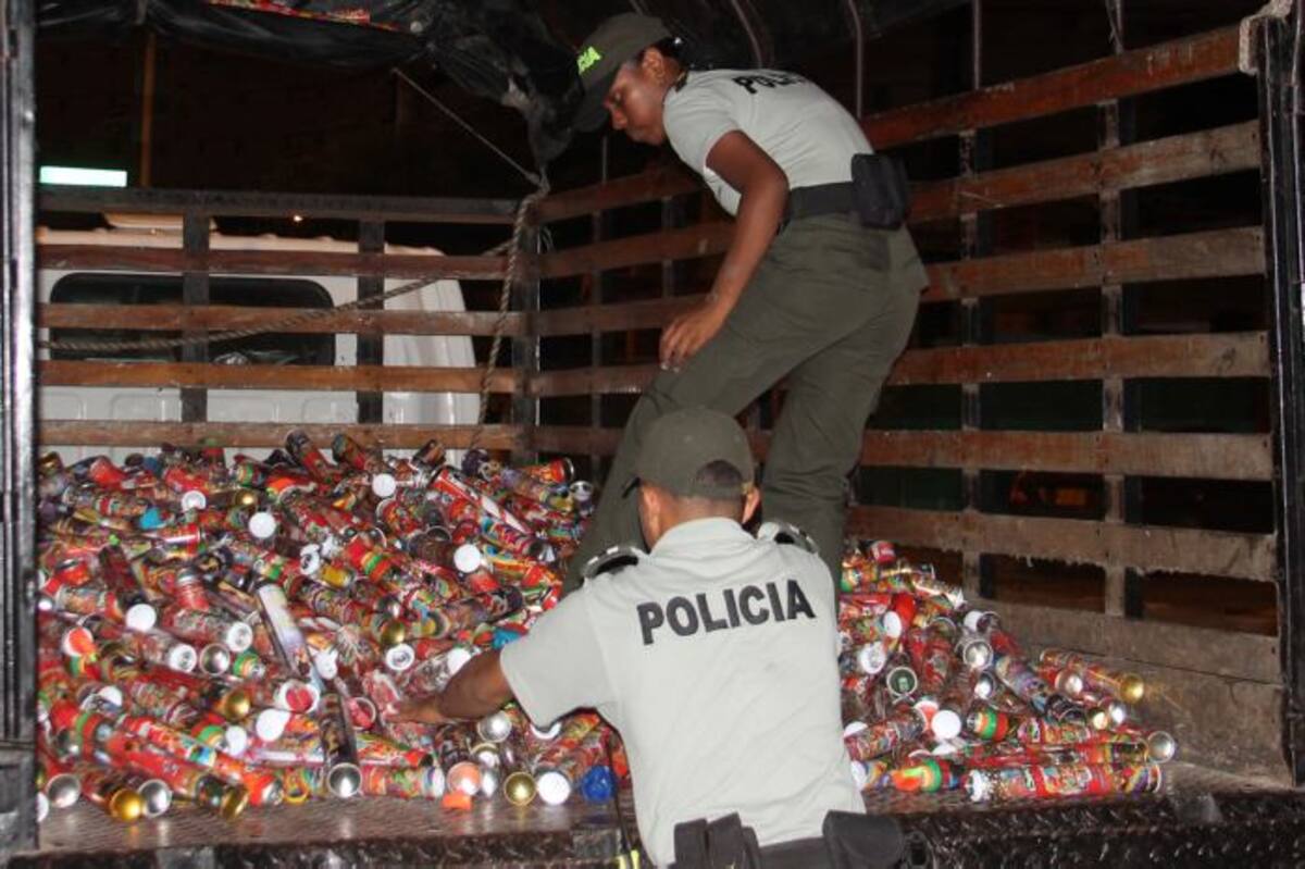Policía decomisa latas de espuma. CORTESÍA