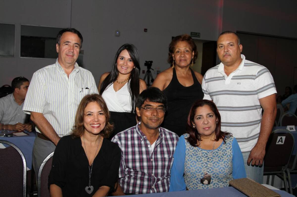 De pie: Carlos Farah, Natalia Corrales, Martha de Texidor y Arnaldo Texidor; sentados: Albis Texidor, Horacio Santos y Rosita Mendoza.