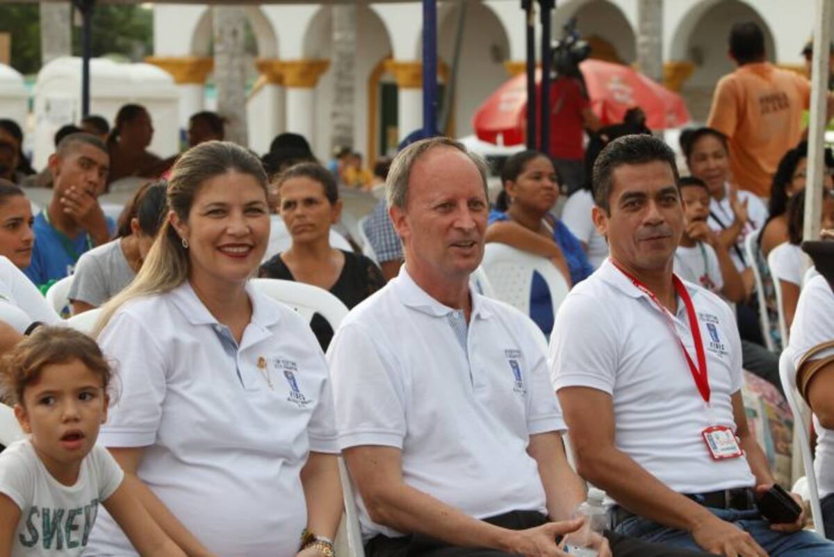 Esther M. Jalile. alcaldesa de Arjona; Alejandro Escallón, director nacional de Fides y Antonio V. Alcalá, alcalde de Turbaco, apoyaron a los niños Fides. Julio Castaño/ El Universal