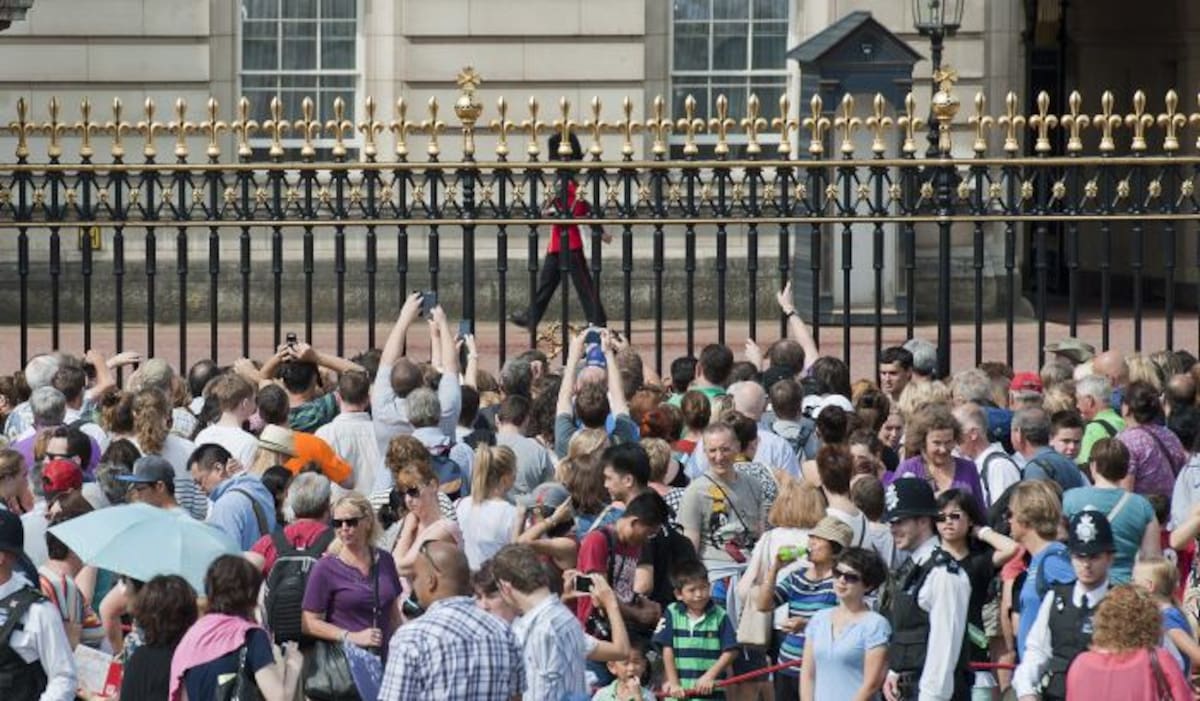 Turistas y residentes se reunieron a las afueras del Palacio Buckingham. AFP WILL OLIVER