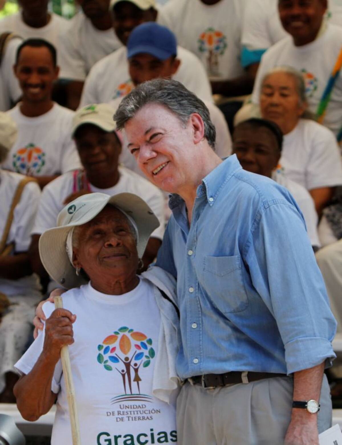 Mujeres víctimas de la violencia le entregaron en un enorme lienzo las memorias del desplazamiento al presidente Santos. ÓSCAR DÍAZ - EL UNIVERSAL