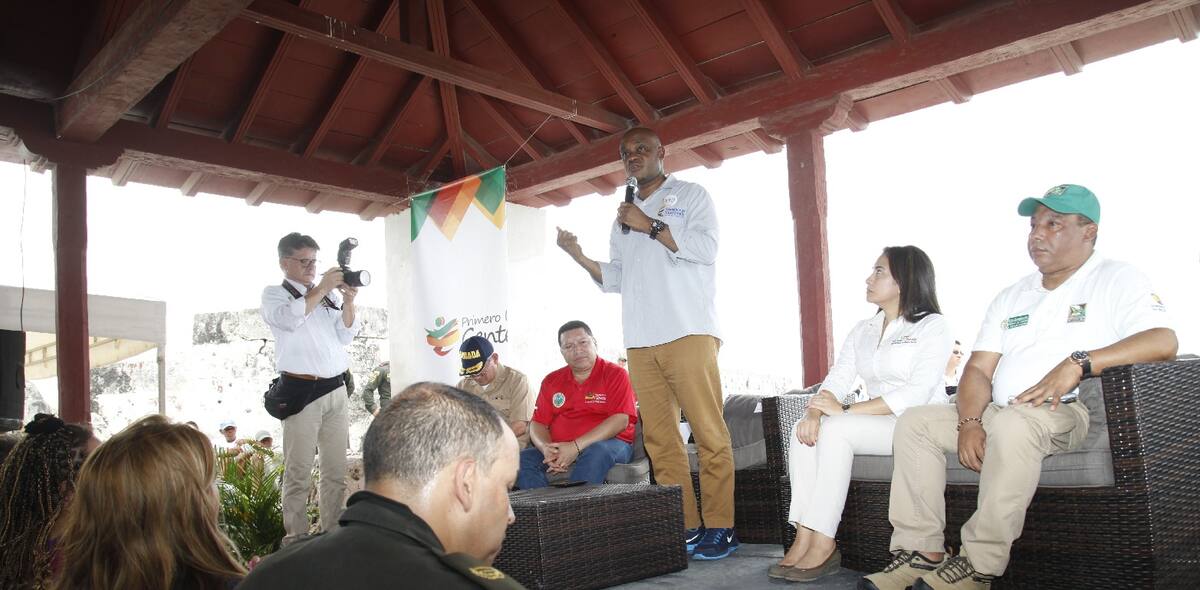 El ministro de medio Ambiente y Desarrollo Sostenible, Luis Gilberto Murillo, llegó a Bocachica a atender a los nativos por sus denuncias sobre la contaminación en la bahía.// AROLDO MESTRE-EL UNIVERSAL.