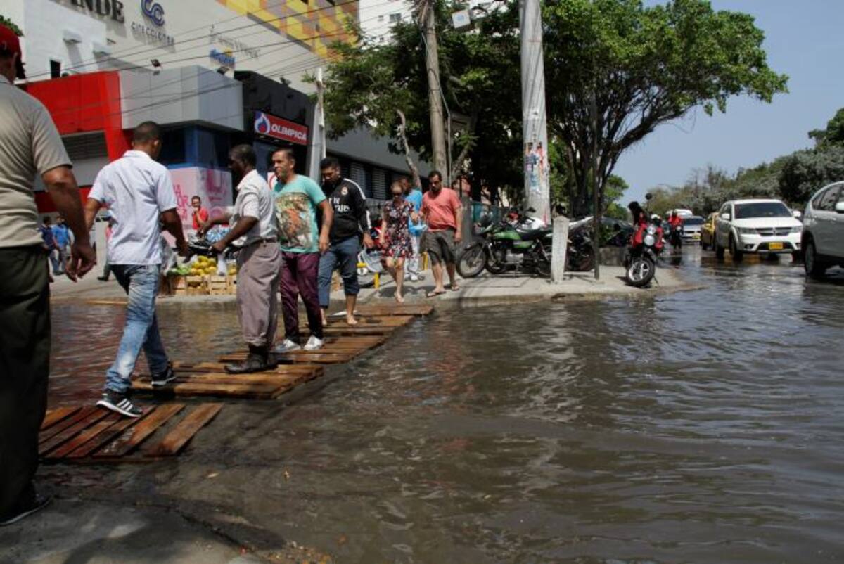 Algunos cruces peatonales de Bocagrande quedaron intransitables debido al nivel del agua, por lo que se tuvo que recurrir a medidas improvisadas. Foto: Kailline Giraldo