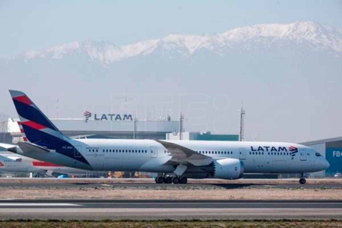 Mujer se descompensa en vuelo y hace aterrizar avión de emergencia