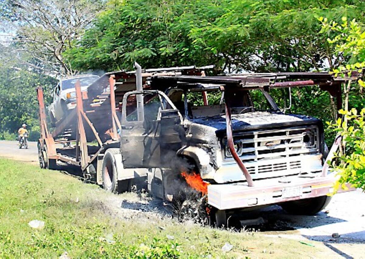 Los enfrentamientos generaron caos. La comunidad incendió una camabaja. ARCHIVO