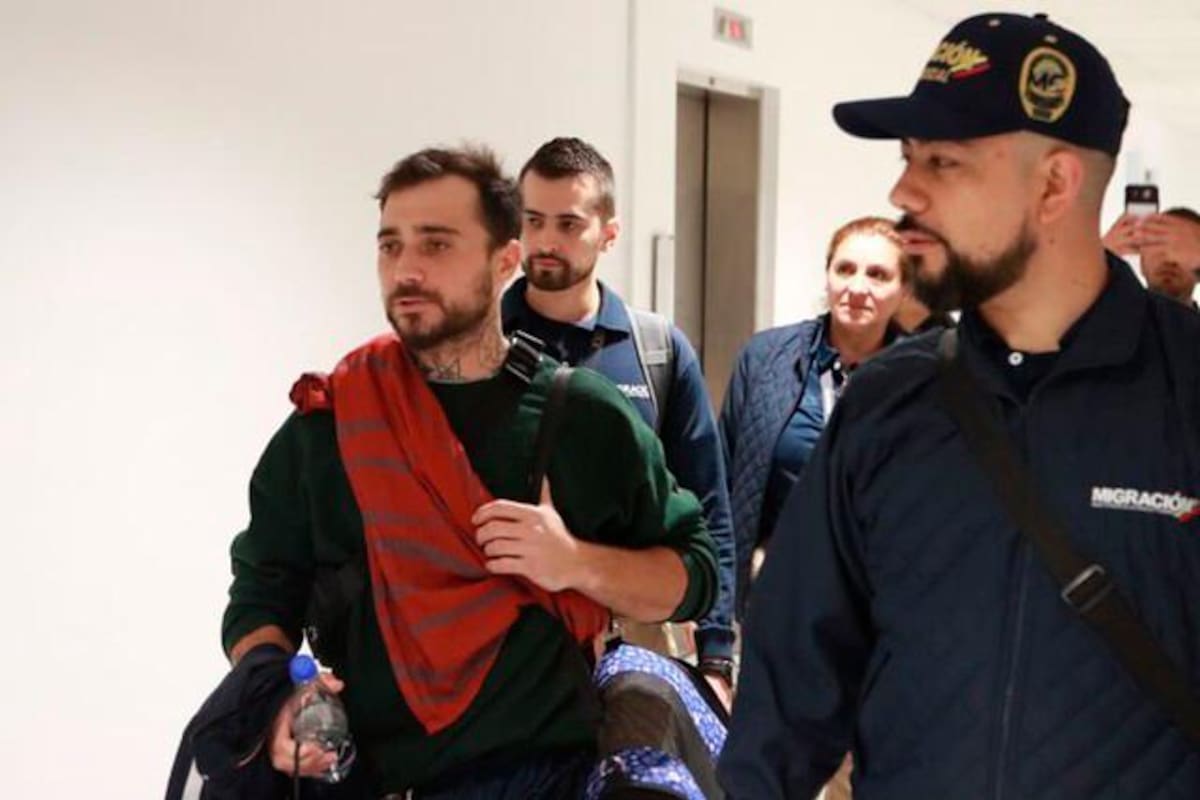 Expulsado del país canadiense que agredió a policía en un aeropuerto