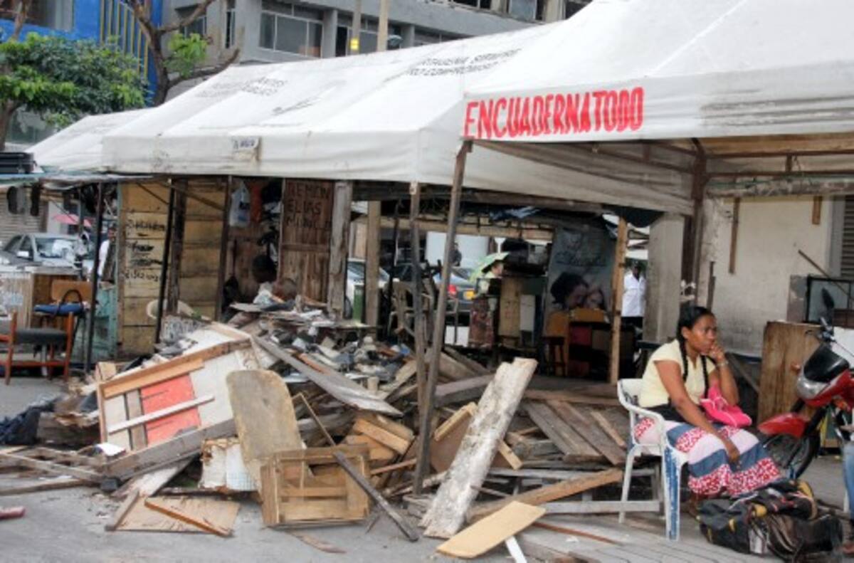 La Gerencia de Espacio Público prevé dejar despejadas en su totalidad las plazoletas Olímpica y Telecom a fines de junio. Fueron desmotados ayer 51 puestos de ventas in-formales. ZENIA VALDELAMAR – EL UNIVERSAL