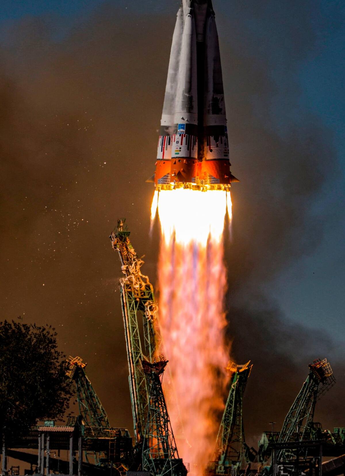 Una foto de un folleto facilitada por el sitio web oficial de la Corporación Espacial Estatal Rusa Roscosmos / Centro Espacial Sur muestra la nave espacial Soyuz MS-19 con miembros de la tripulación de la expedición 66 de la Estación Espacial Internacional (ISS).