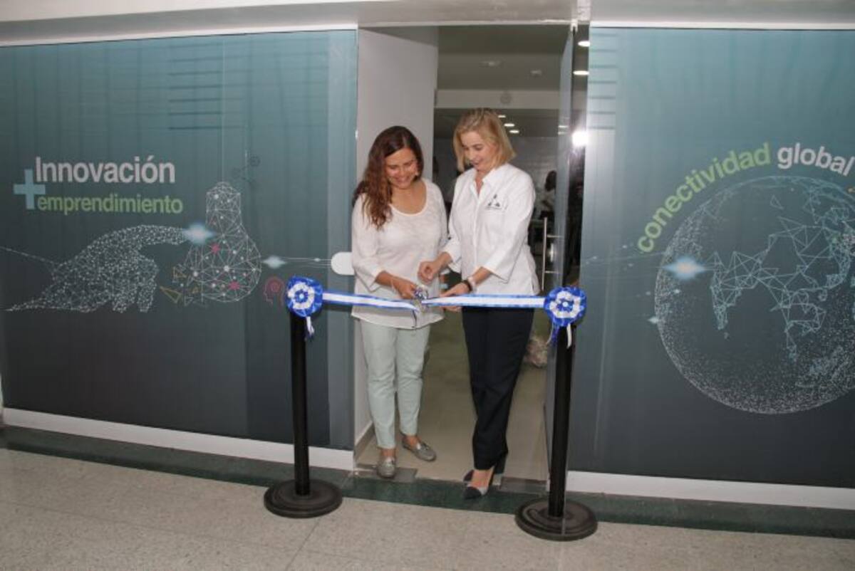 Natalia Guerra, de Telefónica, y María Claudia Paéz, de la Cámara de Comercio, en la inauguración. Luis Aparicio-El Universal
