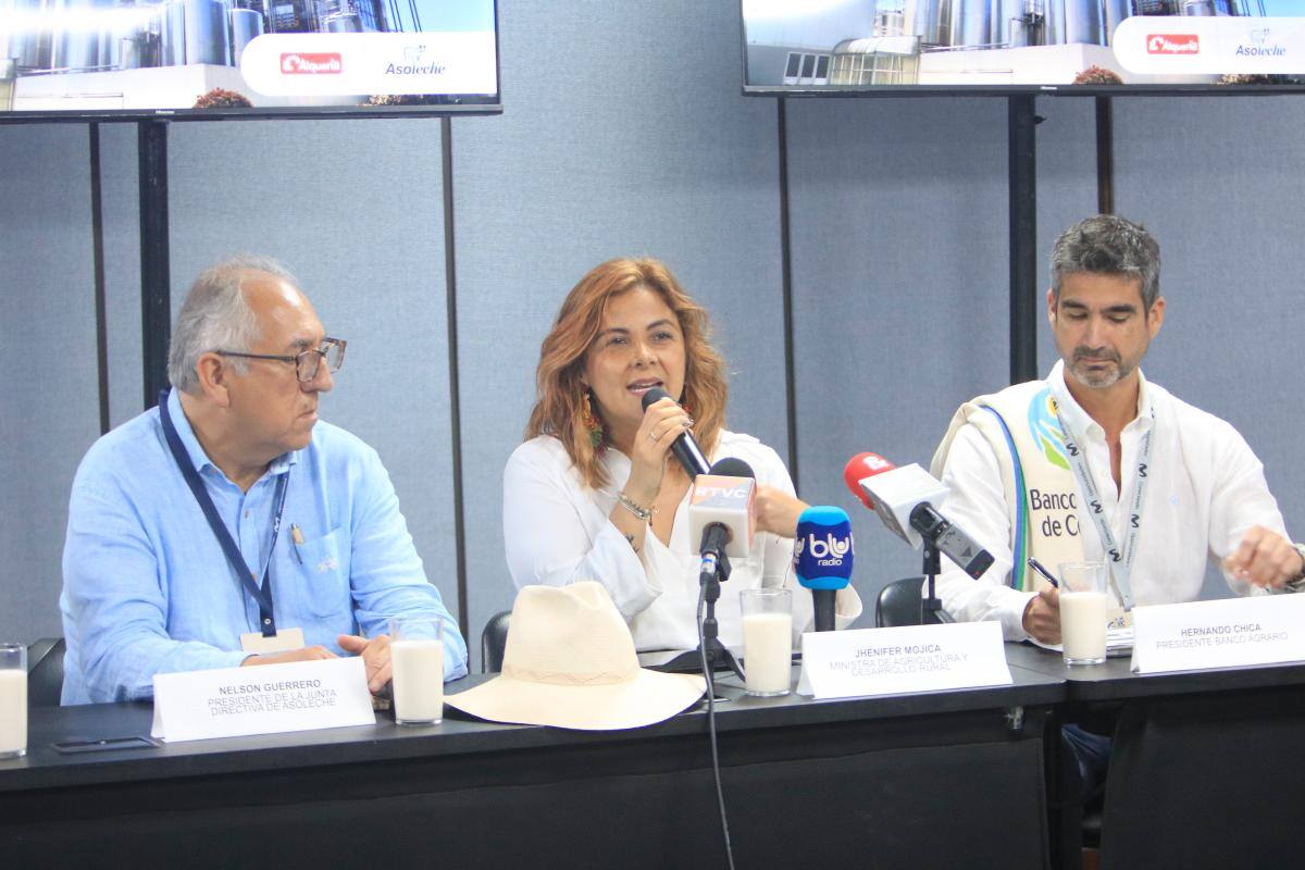 La ministra de Agricultura, Jhenifer Mojica, y los presidentes de Asoleche, Nelson Guerrero (a la izquierda), y del Banco Agrario, Hernando Chica. //Julio Castaño - El Universal
