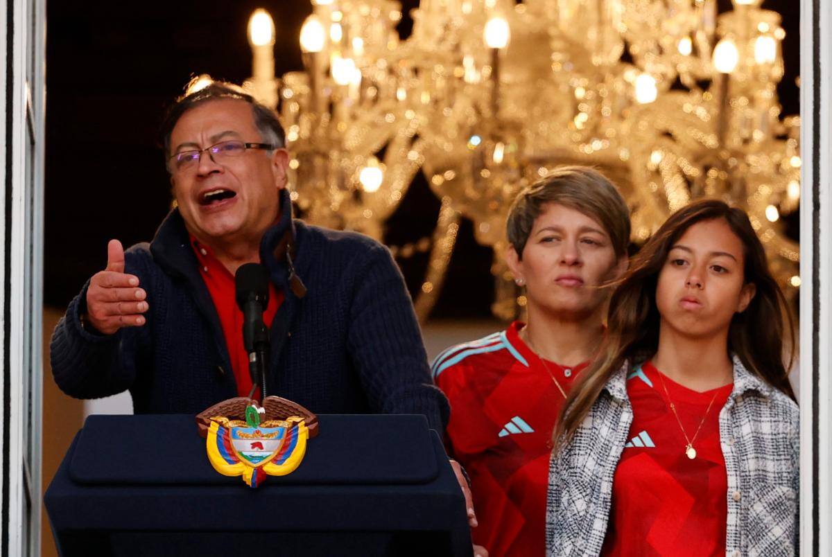 El presidente de Colombia, Gustavo Petro, pronunció el martes 14 de febrero, al término de las manifestaciones a su favor, un discurso acompañado por la primera dama, Verónica Alcocer, y su hija Antonella.//Foto: Efe,