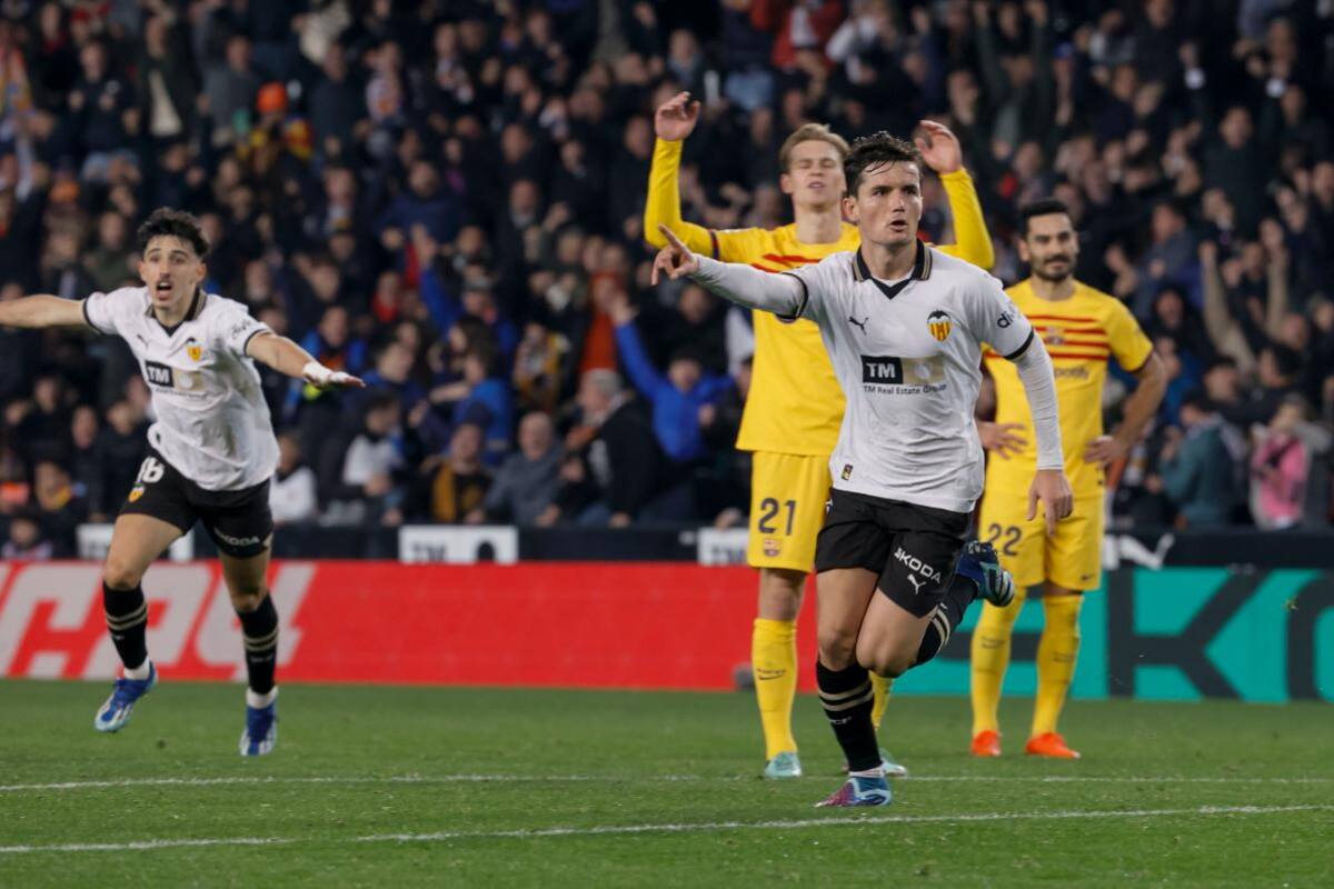 Barcelona volvió a tropezar en la Liga española, que se le sigue complicando