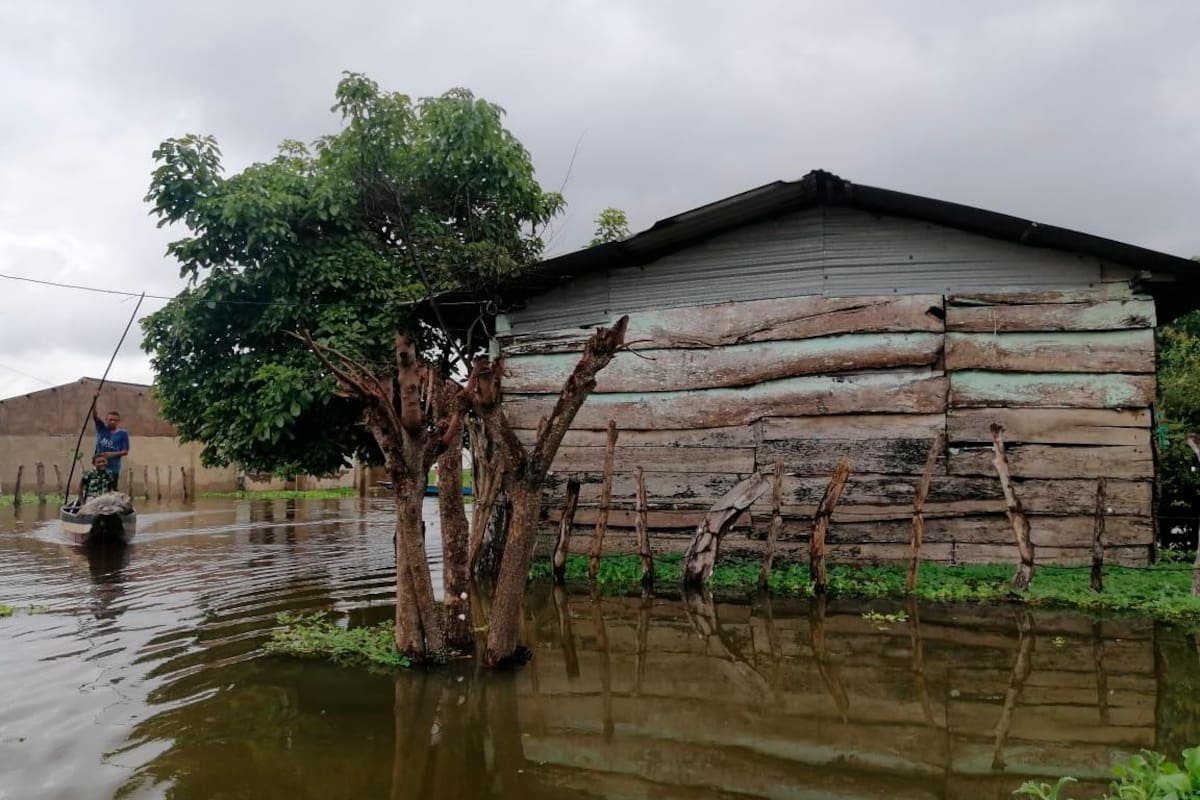 Cerca de mil familias afectadas por inundaciones en Calamar