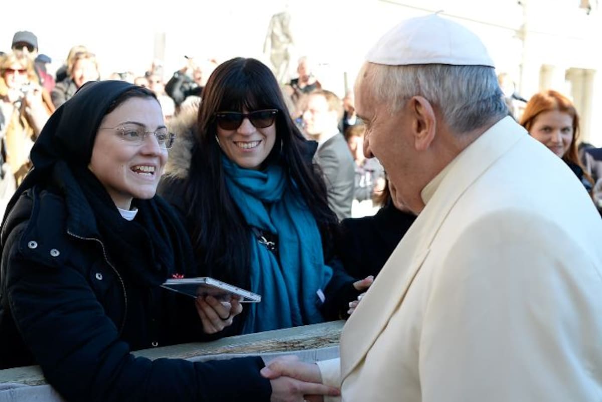 El papa Francisco recibió el CD de manos de Sor Cristina. AP
