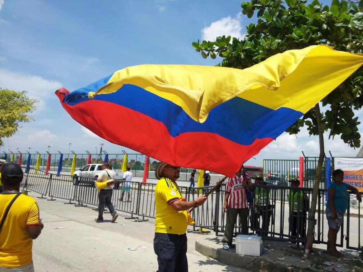 La bandera de Colombia se alza por todo lo alto. GABRIEL GARCÍA - EL UNIVERSAL