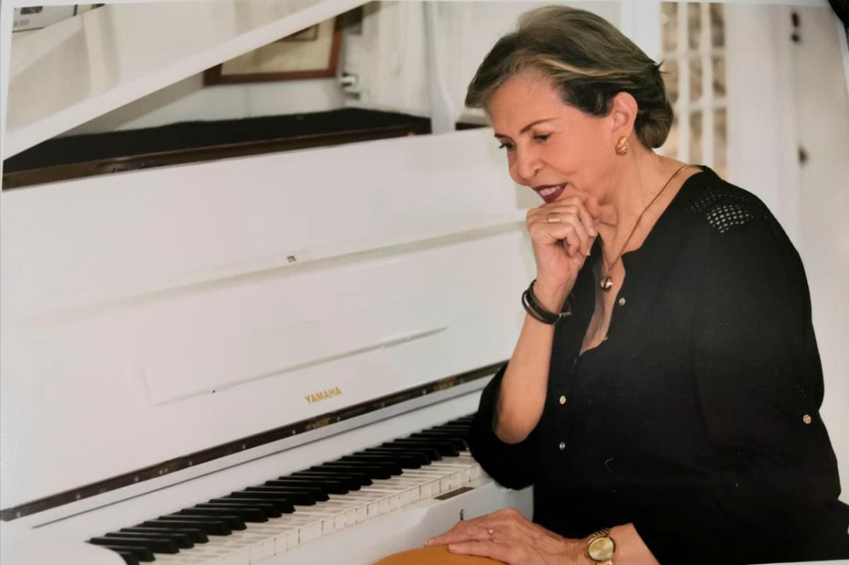 Rita Fernández en su piano clásico.