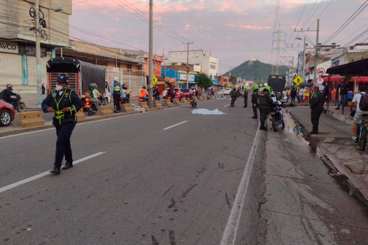 Iba en moto por la Crisanto Luque, choca con el separador y muere