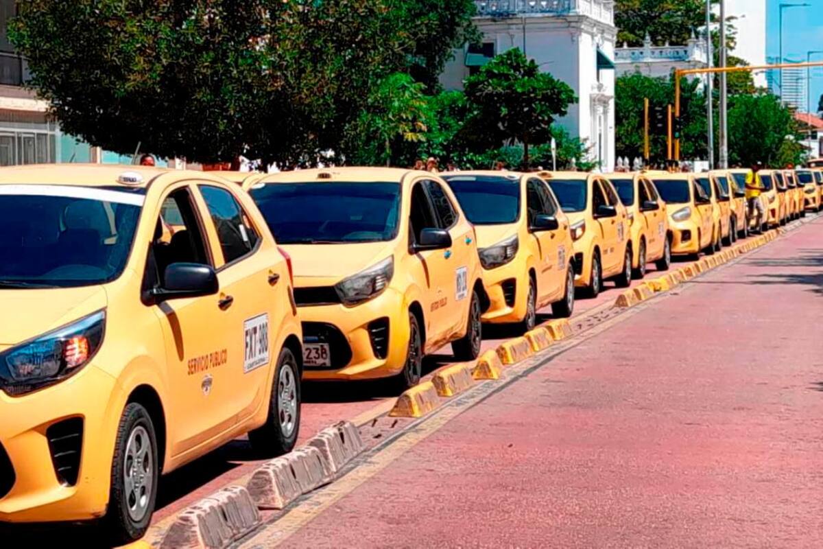 “Son pañitos de agua tibia”: taxistas sobre compensación de Petro