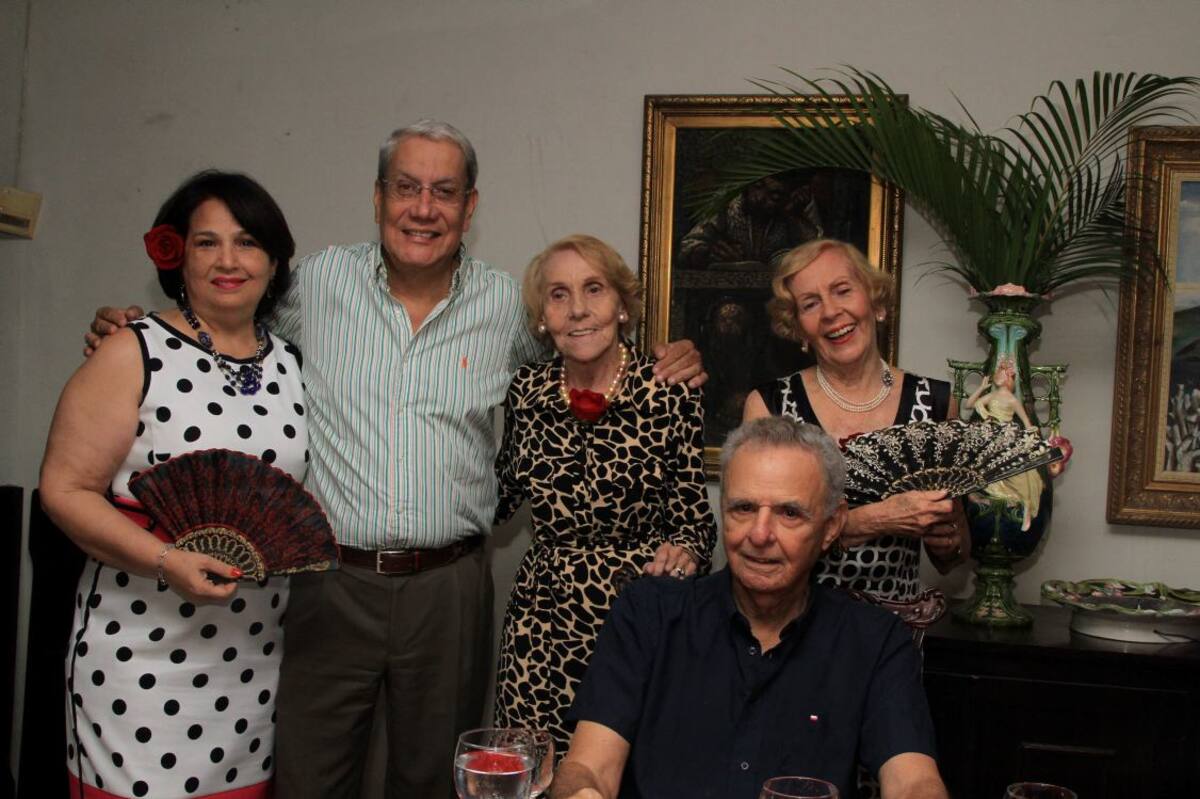 De pie: Linda Porto de Dávila Pestana, Jorge Dávila Pestana,Cecilia de Piñeres y Yolanda Pupo de Mogollón; sentado: Luis Mogollón.