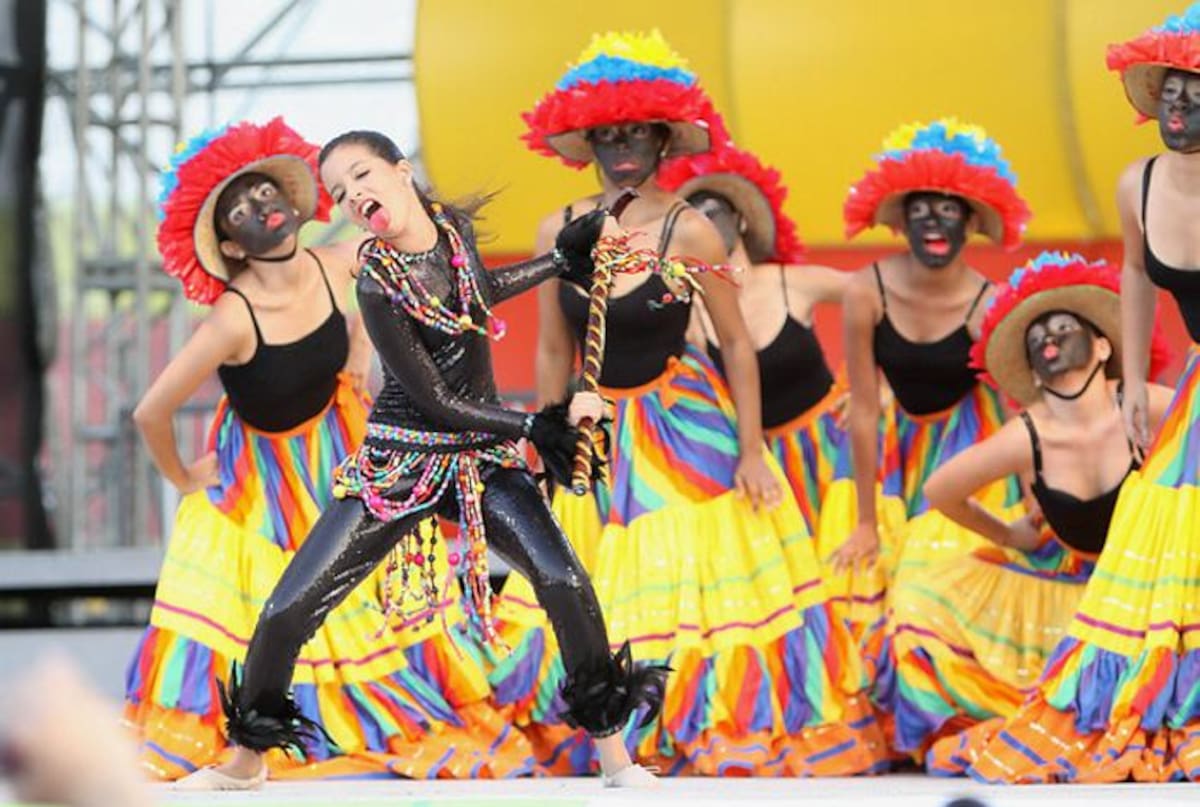 La muestra folclórica y el entusiasmo de los grupos y danzas que se presentaron en la investidura de Reyes Infantiles del Carnaval 2013, ponen de manifiesto que esta tradición nunca morirá. JORGE PAYARES