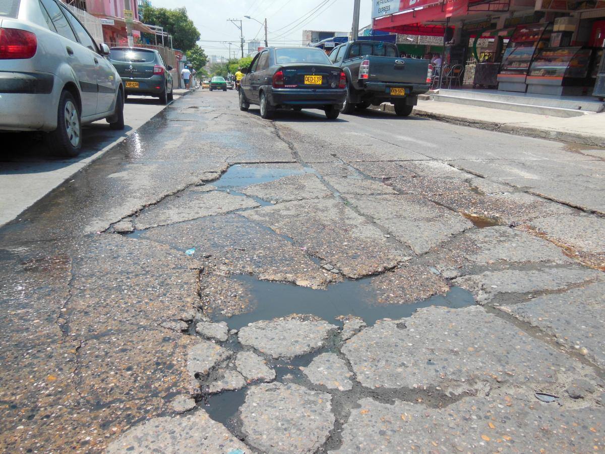 Plaquetas dañadas y el agua corriendo incesante, son algunos de los problemas en la zona rosa.