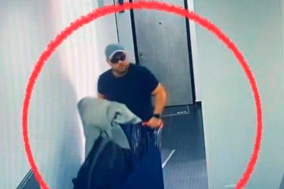 Revelan videos de John Poulos huyendo con maletas