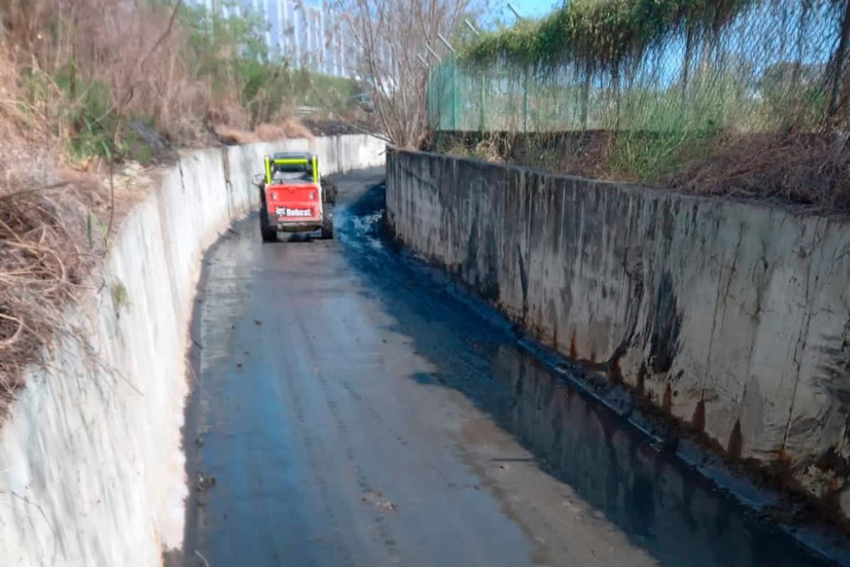 Realizan seguimiento a limpieza de canal tras incendio en Contecar