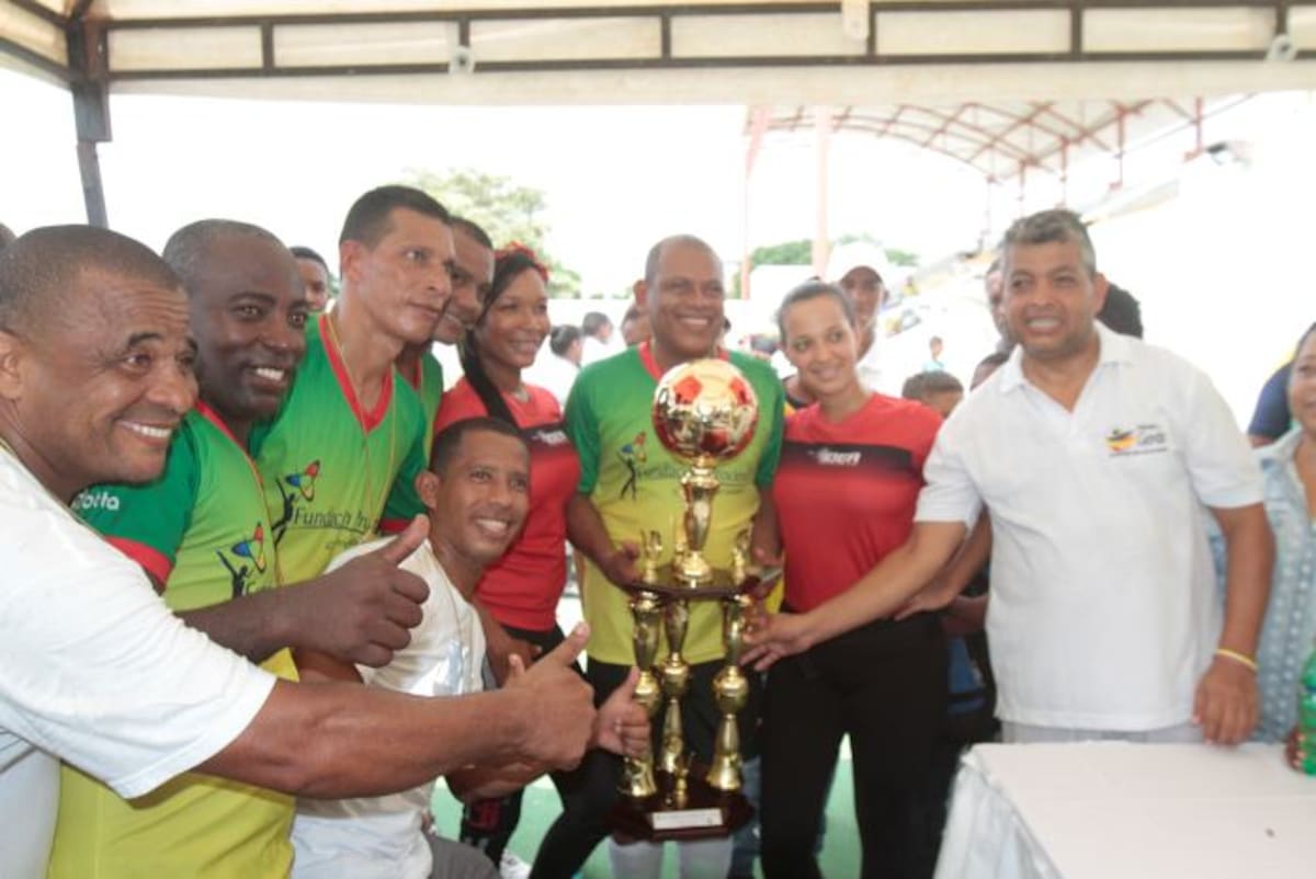 León Mazo (derecha), organizador del torneo, hace entrega del trofeo al equipo campeón. Luis Eduardo Herrán/El Universal/