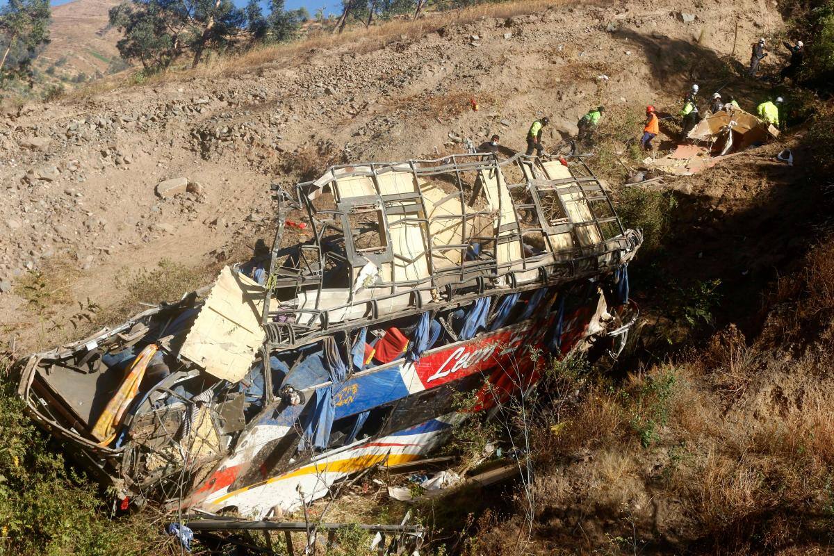 Suben a 29 los muertos en bus que se estrelló y cayó a barranco en Perú