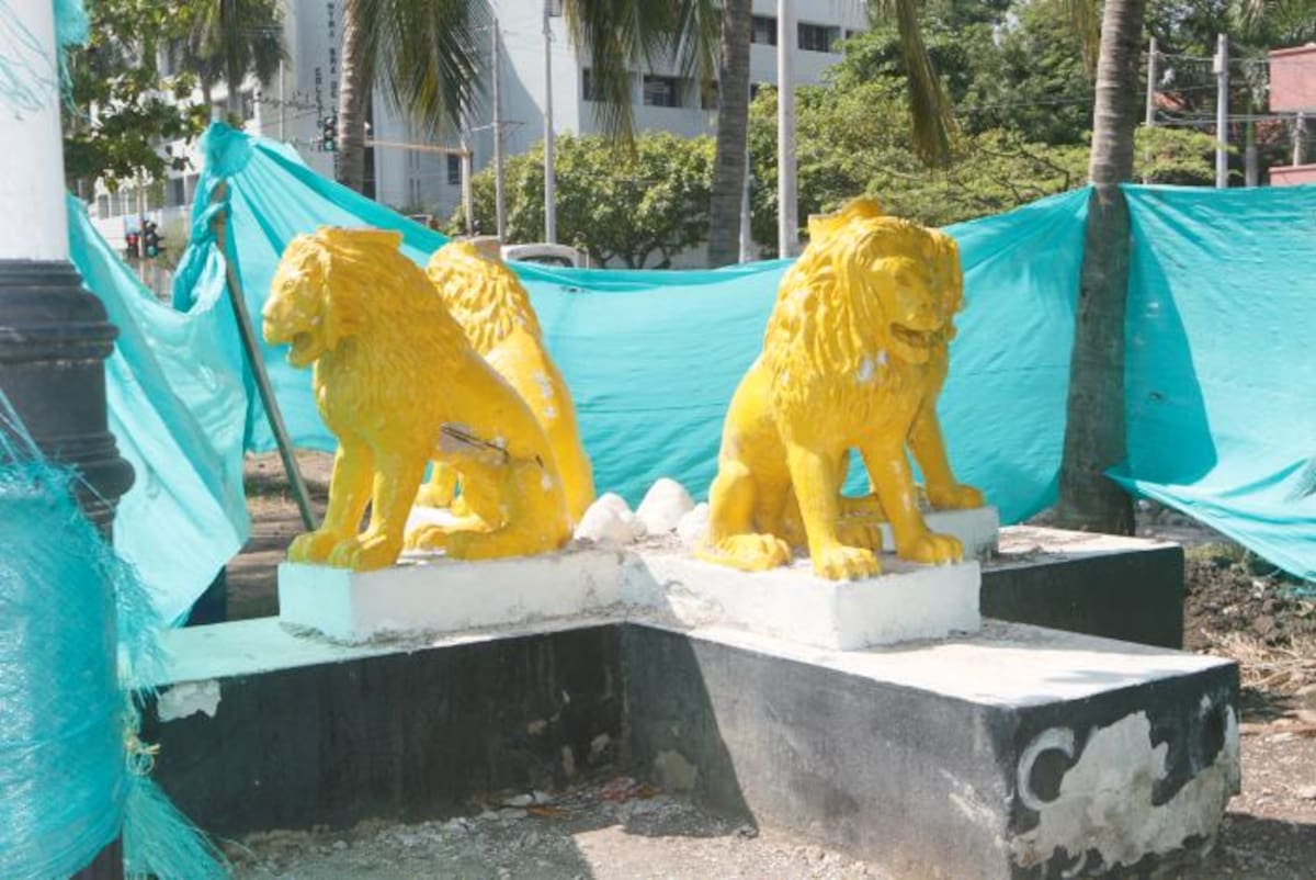A medias, así se ve el Parque de Los Leones en el Pie de La Popa, con obras terminadas, otras sin ejecutar y las herramientas y losas esperando para ser usadas en lugar. Julio Castaño