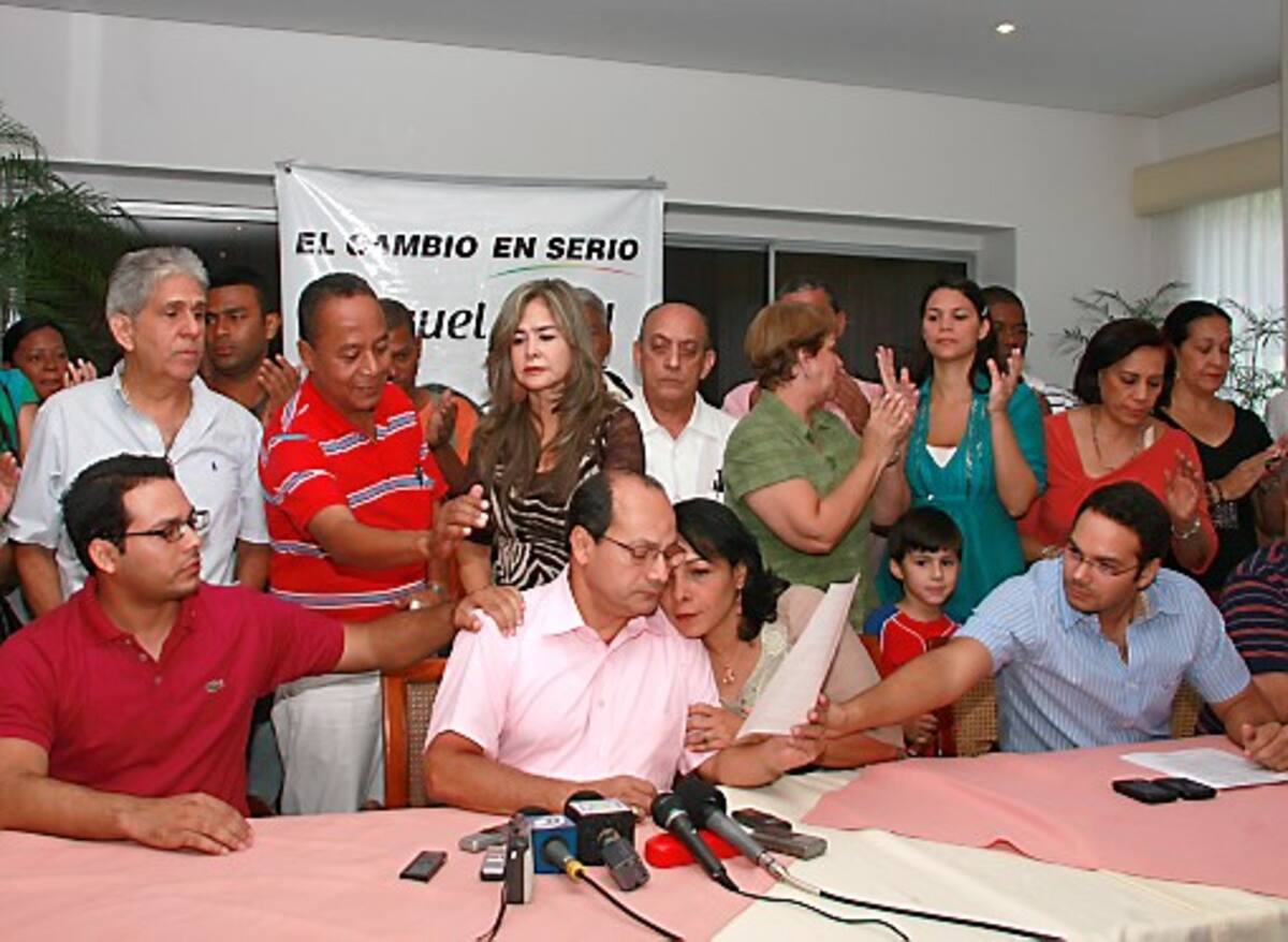 Acompañado de sus hijos, su esposa Adalgiza, y varios de sus simpatizantes, el excandidato del Partido de la U, Miguel Raad Hernández, anunció su retiro de su aspiración a la Alcaldía de Cartagena. Zenia Valdelamar – El Universal
