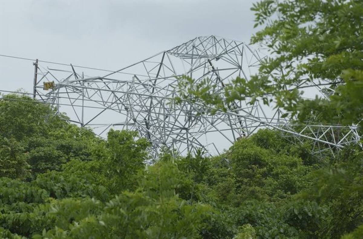 Jorge Rivero, gerente de Electricaribe para el sur de Bolívar, dijo que ayer en horas de la noche se confirmó la caída de la torre de energía en inmediaciones de una zona veredal de El Peñón. Archivo